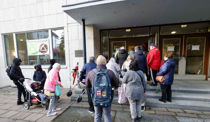Großer Andrang herrscht an der Jahnhalle.