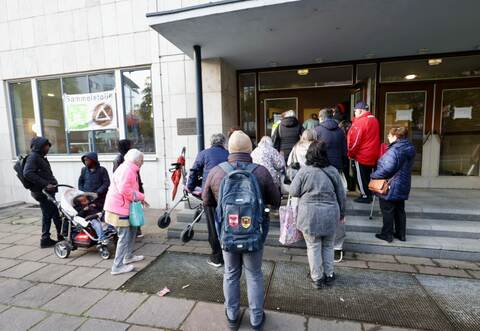 Großer Andrang herrscht an der Jahnhalle.