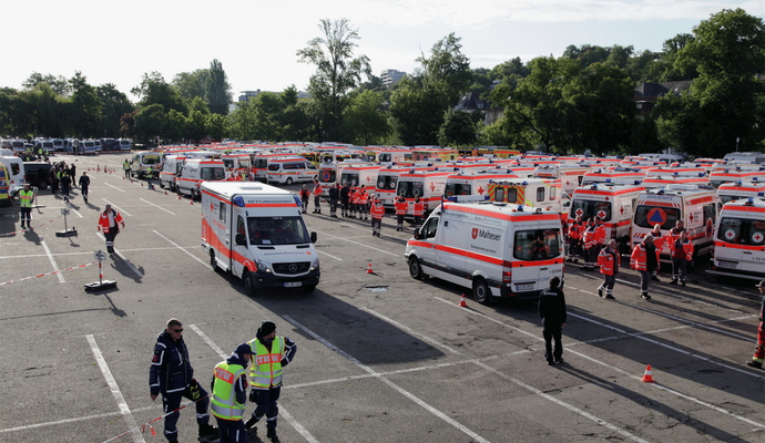 Rettungskräfte sammeln sich am Messplatz.
