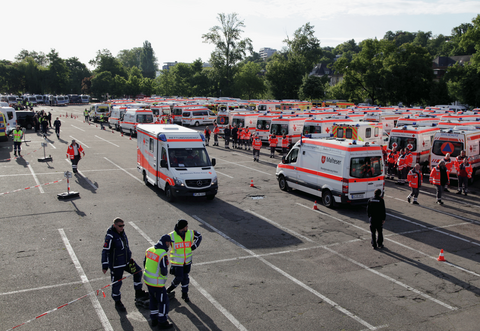 Rettungskräfte sammeln sich am Messplatz.