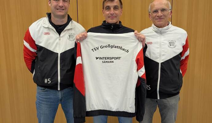 Michael Leimbert (Mitte) übernimmt zur kommenden Saison die Erste Mannschaft des TSV Großglattbach. Darüber freuen sich auch Dimo Schöttle (links) und Reinhold Schimpgen von der Fußballabteilung des Vereins.