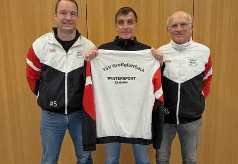 Michael Leimbert (Mitte) übernimmt zur kommenden Saison die Erste Mannschaft des TSV Großglattbach. Darüber freuen sich auch Dimo Schöttle (links) und Reinhold Schimpgen von der Fußballabteilung des Vereins.