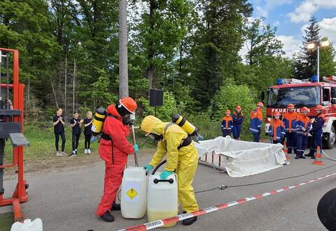 Jugendfeuerwehr stellte bei einer Schauübung ihr Können eindruchsvoll zur Schau und zeigte, wie man mit Gefahrgut umgeht.