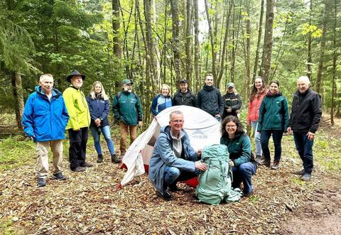 Das Trekking Camp auf dem Dobel durch den Naturpark Schwarzwald Mitte/Nord ist eröffnet: Bürgermeister Christoph Schaack, daneben Projektleiterin Lilli Wahl (vorne kniend) und Yvonne Flesch, stellvertretende Geschäftsführerin des Naturpark Schwarzwald Mitte/Nord (Zweite stehend, rechts) denen Rahel Schilling, Tourismusleiterin der Gemeinde Dobel.