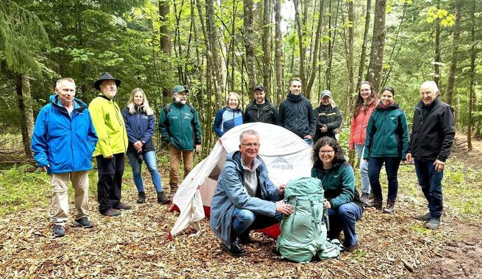 Im Mai wurde das Trekking Camp in Dobel eröffnet. Vorne kniend: Bürgermeister Christoph Schaack, daneben ProjektleiterinLilli Wahl. Auch Yvonne Flesch, stellvertretende Geschäftsführerin des Naturpark Schwarzwald Mitte/Nord (Zweite von rechts) und die Tourismusleiterin der Gemeinde Dobel, Rahel Schilling (links daneben) waren mit dabei.