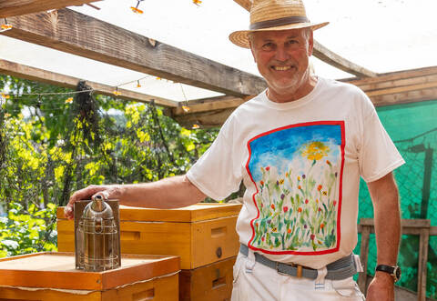 Heinrich Herb in seinem Garten in Gräfenhausen: Der Imker sorgt sich um die Zukunft der Bienen und wirbt bei den Verbrauchern für ökologische Einsicht und eine Nachfrage nach regionalen Imkerprodukten.