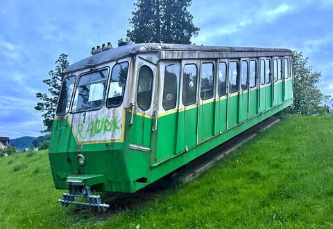 Noch steht am Stadteingang in Bad Wildbad der alte Bergbahnwaggon. Doch sein maroder Zustand und die damit verbundenen hohen Kosten für eine Instandsetzung machen einen Abriss unumgänglich.