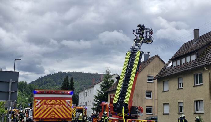 Zu einem Brand in einem Firmengebäude sei es am Mittwochmittag im Bad Wildbader Stadtteil Calmbach gekommen.
