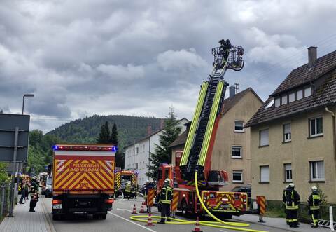 Zu einem Brand in einem Firmengebäude sei es am Mittwochmittag im Bad Wildbader Stadtteil Calmbach gekommen.