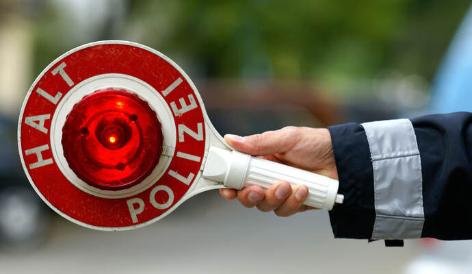Ein aufmerksamer Verkehrsteilnehmer meldete der Polizei gegen 23.15 Uhr einen PKW, der in Schlangenlinien fuhr.