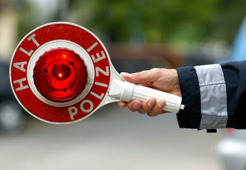 Ein aufmerksamer Verkehrsteilnehmer meldete der Polizei gegen 23.15 Uhr einen PKW, der in Schlangenlinien fuhr.