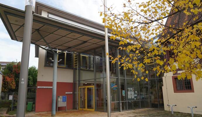 Ein großer Wechsel steht im Königsbacher Rathaus bevor: Bauamts- und Hauptamtsleiter verlassen die Gemeindeverwaltung. Die Suche nach Nachfolgern läuft.