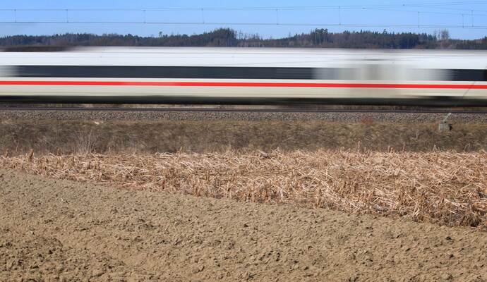 ICE auf Bahnstrecke Augsburg-Ulm