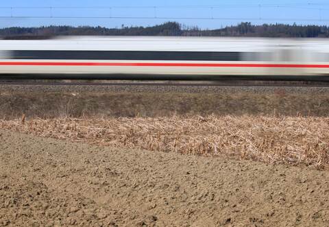 ICE auf Bahnstrecke Augsburg-Ulm