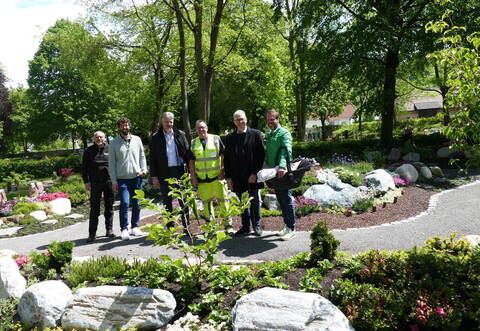 Haben das gärtnergepflegte Grabfeld in Heimsheim gemeinsam eingeweiht (von links): die Gärtner Jens Hartmann undGeorg Hilligardt, Thorsten Baege, Geschäftsführer der Württembergischen Friedhofsgärtnergenossenschaft,Wassermeister Achim Gompper, Bürgermeister Jürgen Troll und Gärtner Bernd Kauffmann.
