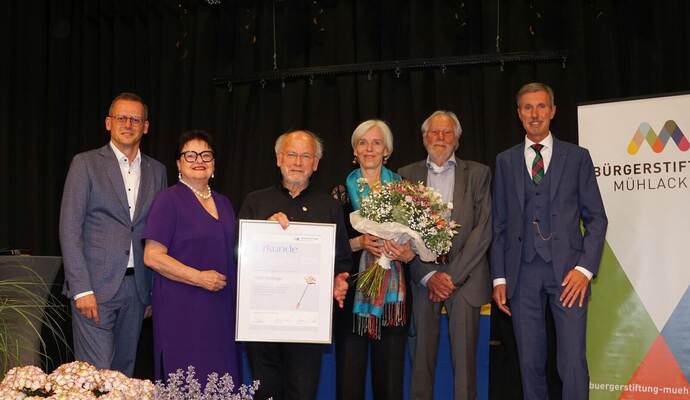Ehre, wem Ehre gebührt: Mühlackers Oberbürgermeister Stephan Retter, Bürgerstiftungsvorständin Elsbeth Rommel, der Geehrte Peter Wallinger und seine Frau Meike sowie die Bürgerstiftungsmitglieder Wolf-Dieter Fuchslocher und Martin Sailer.