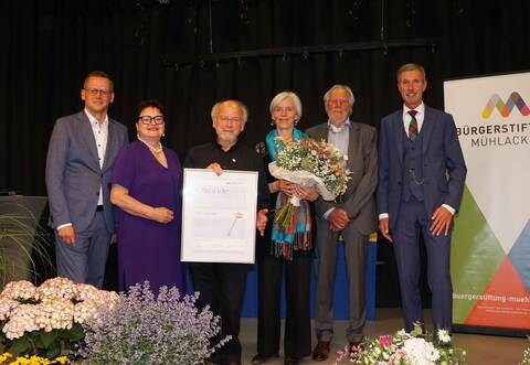 Ehre, wem Ehre gebührt: Mühlackers Oberbürgermeister Stephan Retter, Bürgerstiftungsvorständin Elsbeth Rommel, der Geehrte Peter Wallinger und seine Frau Meike sowie die Bürgerstiftungsmitglieder Wolf-Dieter Fuchslocher und Martin Sailer.