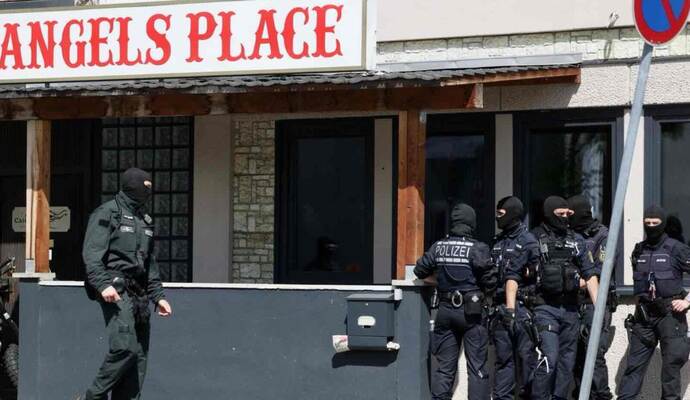 Polizisten positionieren sich vor dem „Angels Place“ an der Güterstraße in der Nordstadt. Später werden mutmaßliche Beweismittel sichergestellt.