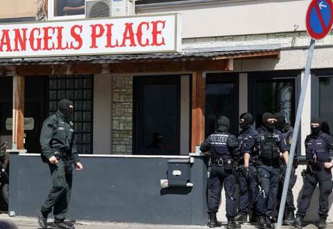 Polizisten positionieren sich vor dem „Angels Place“ an der Güterstraße in der Nordstadt. Später werden mutmaßliche Beweismittel sichergestellt.