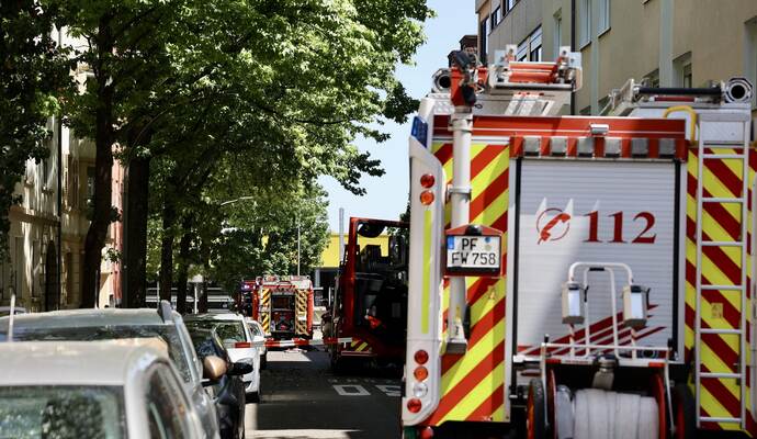 Eine Rauchentwicklung in einem Mehrfamilienhaus in der Hohenstaufenstraße wurde gegen 12.45 Uhr gemeldet.