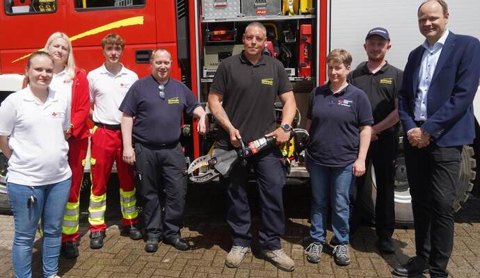 Feuerwehr und Rotes Kreuz zeigen beim Katastrophenschutztag ihre Ausrüstung, unter anderem eine hydraulische Schere, von der sich auch Direktor Hartmut Westje-Bachmann (rechts) beeindruckt zeigt.