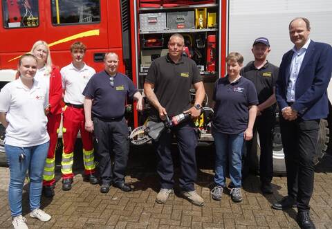 Feuerwehr und Rotes Kreuz zeigen beim Katastrophenschutztag ihre Ausrüstung, unter anderem eine hydraulische Schere, von der sich auch Direktor Hartmut Westje-Bachmann (rechts) beeindruckt zeigt.