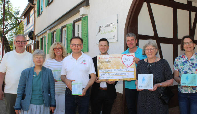 Über die neuen Schilder des Hugenotten- und Waldenserpfades freuen sich in Wiernsheim am Samstag Peter Peck (von links), Renate Buchenauer, Lilli Peck, Jens Meeh, Giuseppe Mannese, Bürgermeister Matthias Enz, Cornelia Schulersowie Sonja Porth.