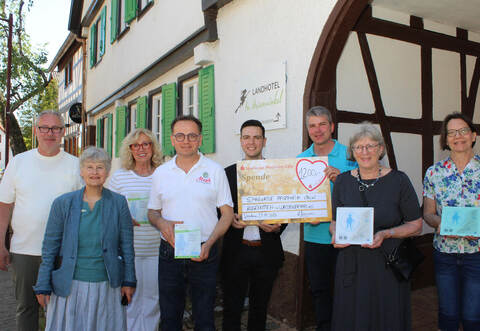 Über die neuen Schilder des Hugenotten- und Waldenserpfades freuen sich in Wiernsheim am Samstag Peter Peck (von links), Renate Buchenauer, Lilli Peck, Jens Meeh, Giuseppe Mannese, Bürgermeister Matthias Enz, Cornelia Schulersowie Sonja Porth.