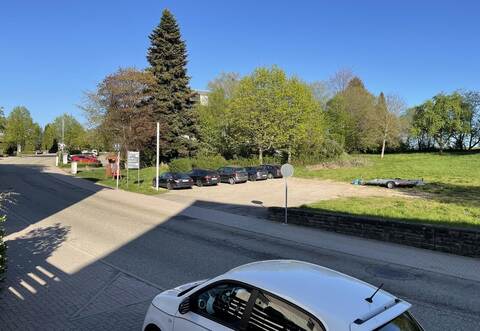 In der Dobler Ortsmitte direkt an der Hauptstraße wartet das Areal, auf dem früher das Hotel Funk stand, auf eine neue Bebauung. Doch ein Investor hat sich bisher nicht gefunden.