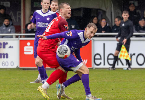 Stefan Zimmermann (rechts, hier im Spiel gegen seinen künftigen Verein Reutlingen 05) bestreitet am Samstag sein letztes Spiel für Nöttingen.