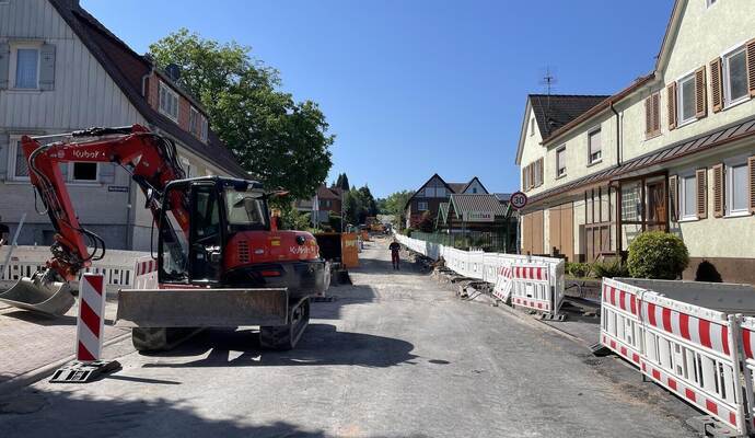 Die Arbeiten entlang der Dobler Straße in Schwann kommen gut voran, egal ob der Untergrund wieder die eine oder andere Überraschung bereithält oder nicht.