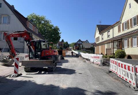 Die Arbeiten entlang der Dobler Straße in Schwann kommen gut voran, egal ob der Untergrund wieder die eine oder andere Überraschung bereithält oder nicht.