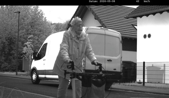 Frau mit Rollator von Polizei geblitzt
