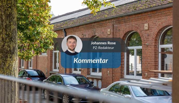 Und ein größerer Markt würde die Nahversorgung im Ort langfristig zusätzlich absichern – auch für Kunden aus Dürrmenz wäre der Standort nicht weit entfernt. Dass die alte Weberei nicht komplett verschwindet, sondern einzelne Fassadenelemente erhalten bleiben sollen, wirkt deshalb wie ein vernünftiger Kompromiss, schreibt PZ-Redakteur Johannes Rose.