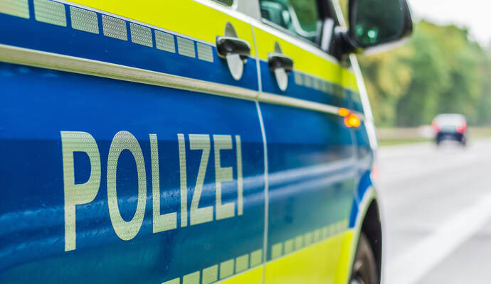 Die Polizei sucht Zeugen, die den Unfall beobachtet haben.