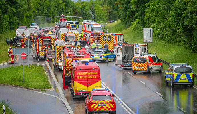 Zahlreiche Rettungskräfte sind im Einsatz.