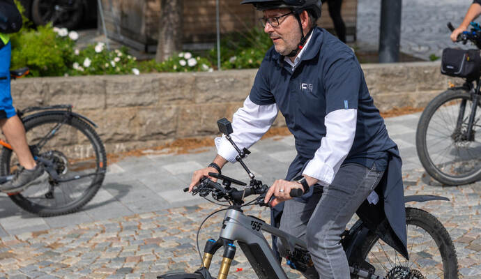 Auch Baubürgermeister Tobias Volle steigt gerne aufs Rad. Beim Stadtradeln können alle Teilnehmer wieder Kilometer sammeln.