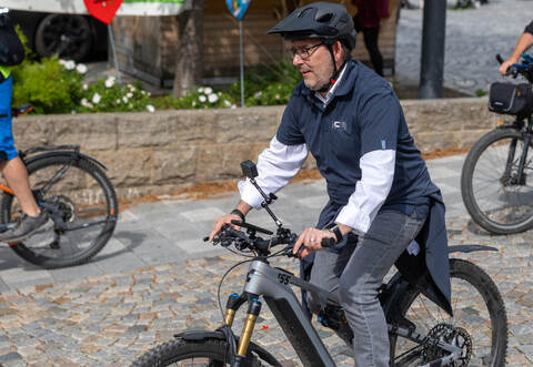 Auch Baubürgermeister Tobias Volle steigt gerne aufs Rad. Beim Stadtradeln können alle Teilnehmer wieder Kilometer sammeln.