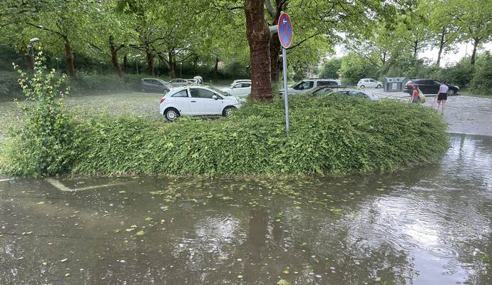 In Bretten wurde ein Parkplatz durch den Regen überflutet.