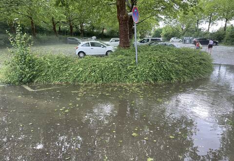 In Bretten wurde ein Parkplatz durch den Regen überflutet.