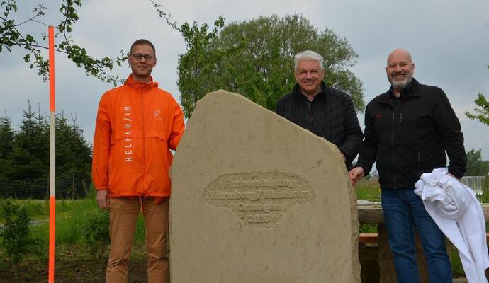 Enthüllen gemeinsam den Gedenkstein: Holger Nickel (von links), Michael Teply und Mario Weisbrich.