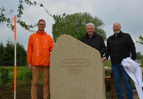 Enthüllen gemeinsam den Gedenkstein: Holger Nickel (von links), Michael Teply und Mario Weisbrich.