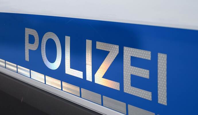 Der Polizei-Schriftzug auf einem Einsatzwagen.