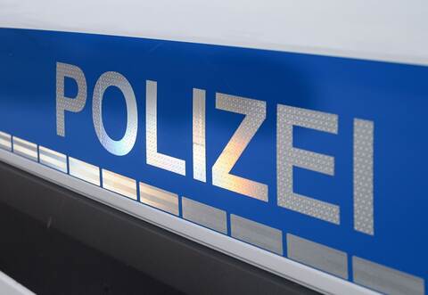 Der Polizei-Schriftzug auf einem Einsatzwagen.