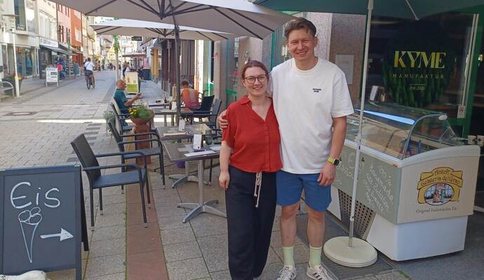 Manufaktur-Spezialitäten bieten Erika Mahler und Yerhen Kolomoiiets im „Kyme“ zum Verzehr und teils auch Verkauf an, wo der Kaffee oder das Glas Wein auch im Straßencafé genossen werden können.