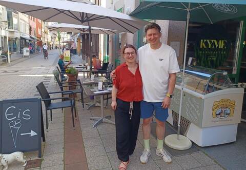 Manufaktur-Spezialitäten bieten Erika Mahler und Yerhen Kolomoiiets im „Kyme“ zum Verzehr und teils auch Verkauf an, wo der Kaffee oder das Glas Wein auch im Straßencafé genossen werden können.