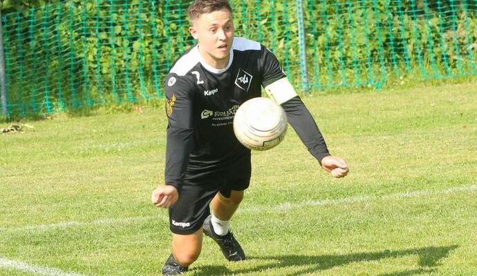 Waldrennachs Faustballer (hier Oliver Kraut) kehrten mit 2:2 Punkten vom Spieltag zurück.