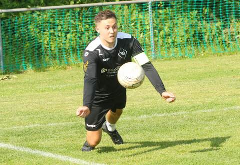 Waldrennachs Faustballer (hier Oliver Kraut) kehrten mit 2:2 Punkten vom Spieltag zurück.