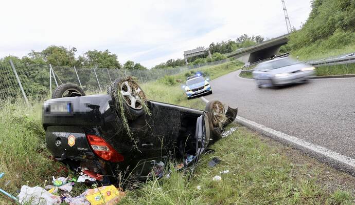 Ein Auto hat sich in der Auffahrt bei Pforzheim-West überschlagen.