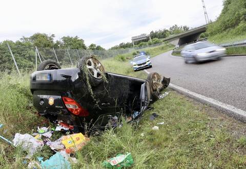 Ein Auto hat sich in der Auffahrt bei Pforzheim-West überschlagen.